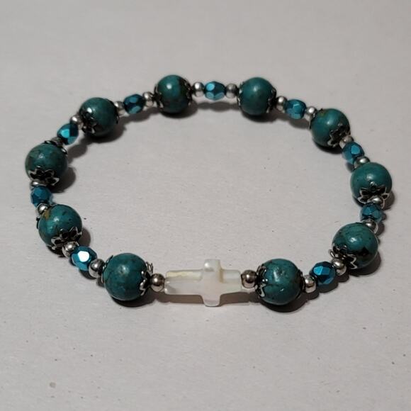 Green Elastic Beaded Bracelet With Cross Charm - Picture 3 of 4